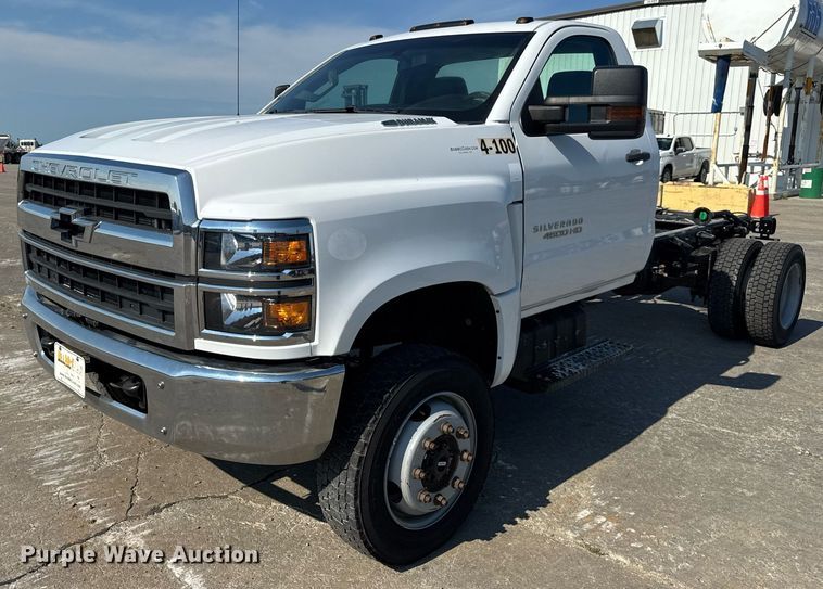 2020 Chevrolet Silverado 4500HD truck cab and chassis - DW3412