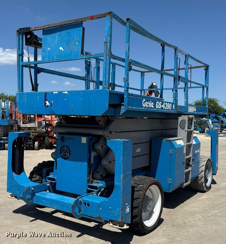 2013 Genie GS-4390 scissor lift - DX5674