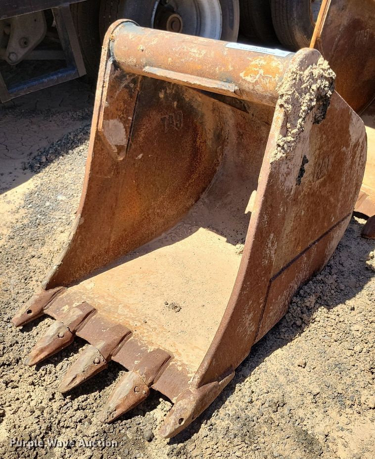 Caterpillar 24" W backhoe bucket - DX7045