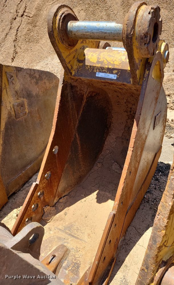 Caterpillar 30" W excavator bucket - DX7050
