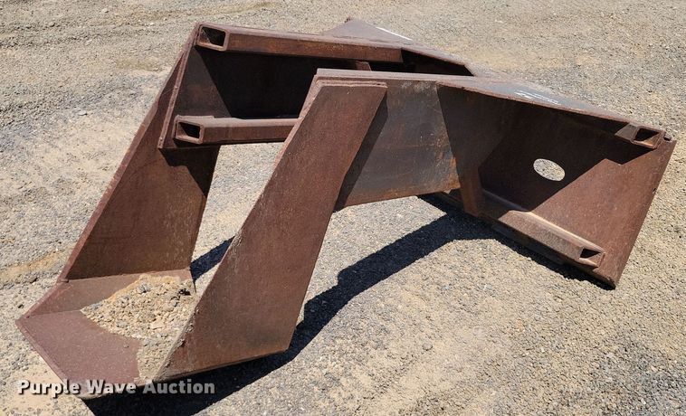 17" W skid steer spade - DX7066