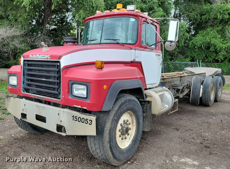 1995 Mack RD690S truck cab and chassis - DX7186