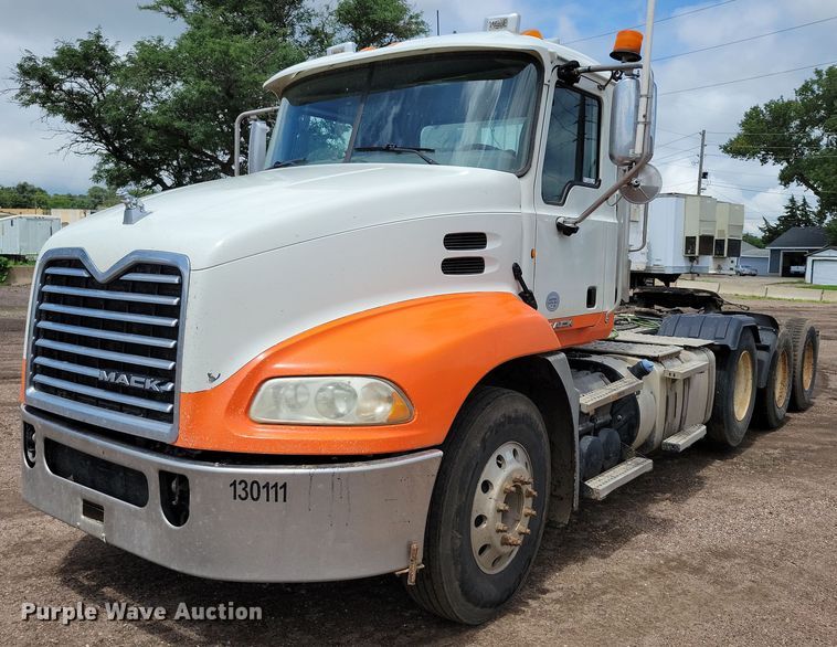 2013 Mack Pinnacle 600 semi truck - DX7187