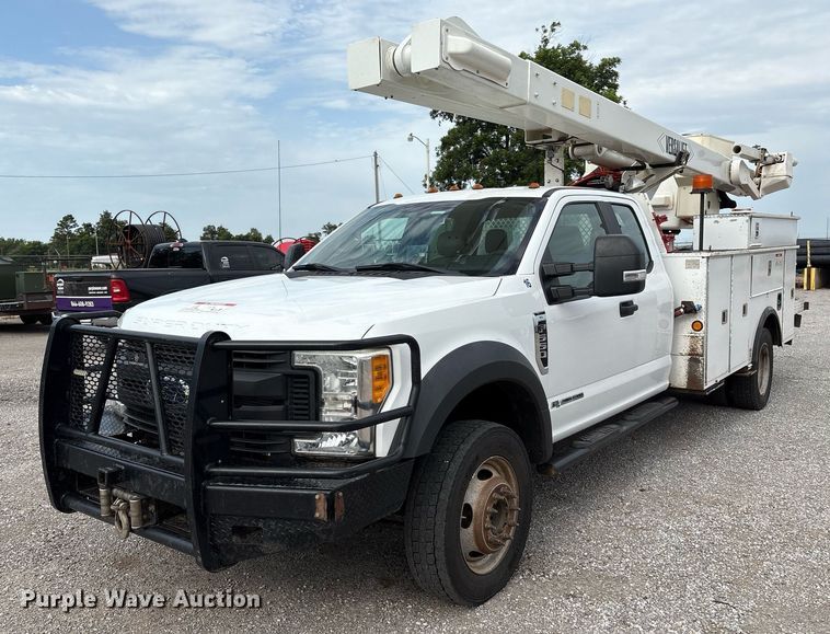 2017 Ford F550 bucket truck - DX8010