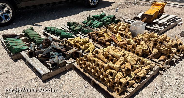 (7) pallets of bucket teeth  - DX8076