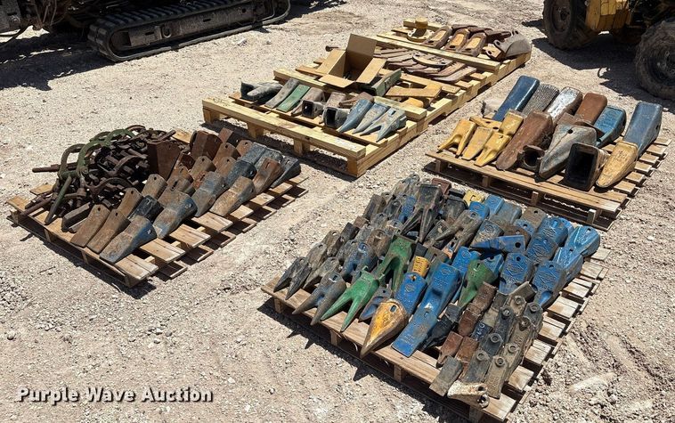 (5) pallets of bucket teeth - DX8077