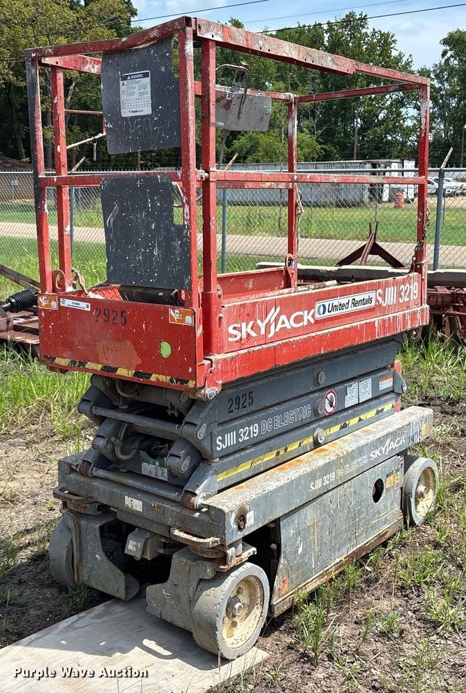 2013 Sky Jack SJIII 3219 scissor lift - DY0880