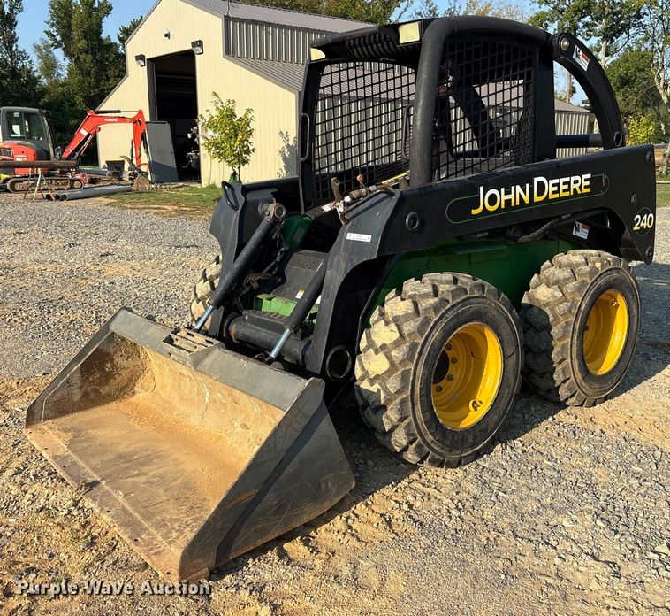 2000 John Deere 240 skid steer loader - DY0911