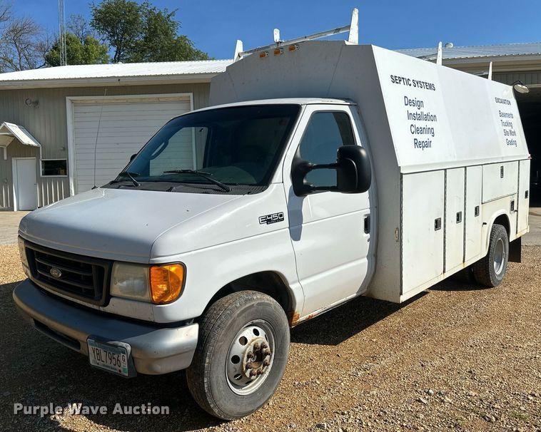 2005 Ford E450 utility van - EB2808