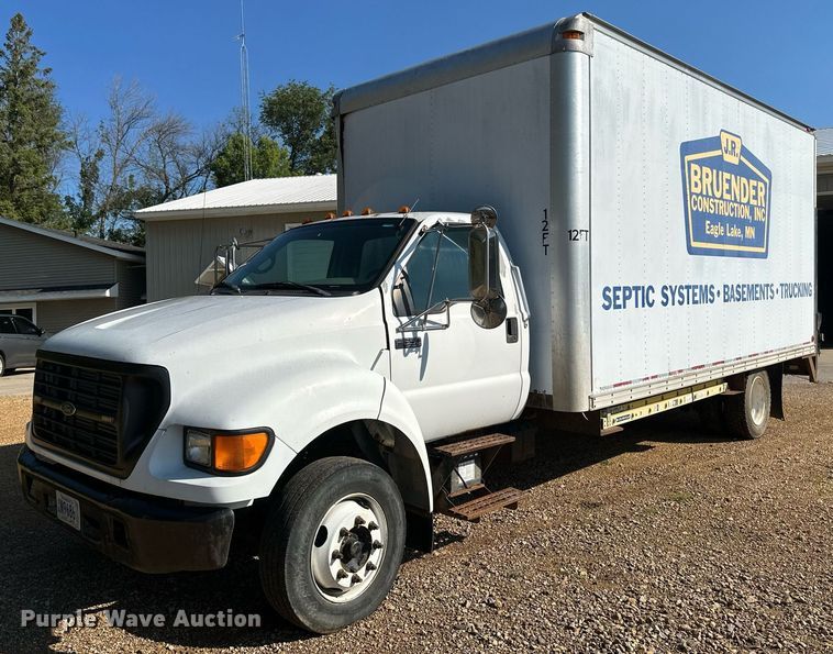 2000 Ford F650 box truck - EB2809