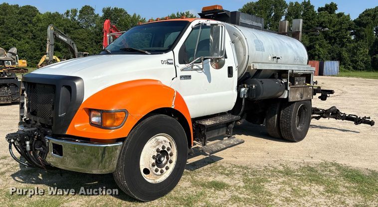 2006 Ford F650 Super Duty oil distributor truck - EC3729