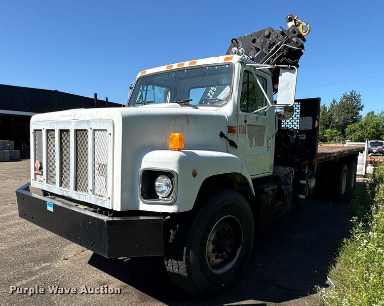 2001 International 2674 crane truck - EC4358