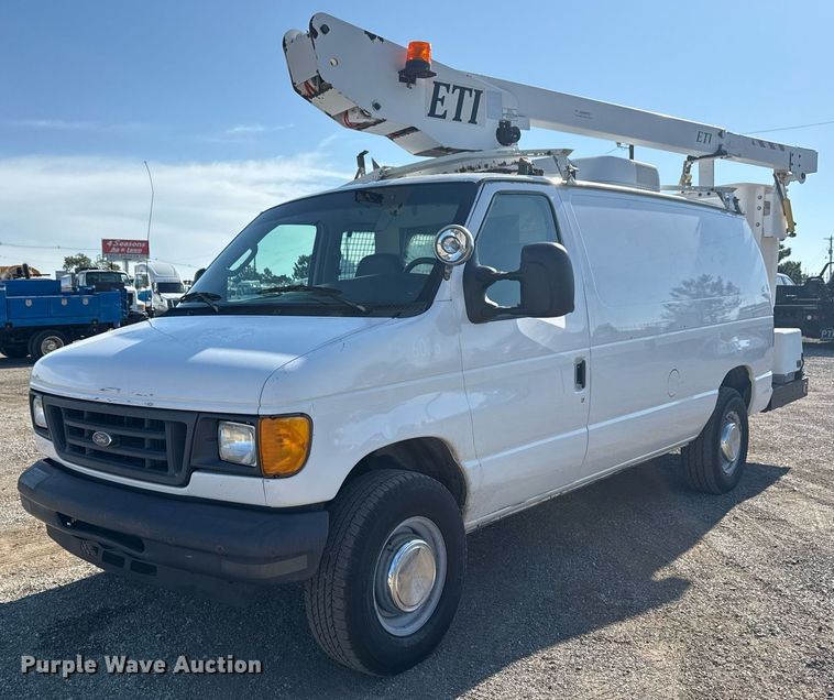 2006 Ford E350 van with bucket lift - EG6068