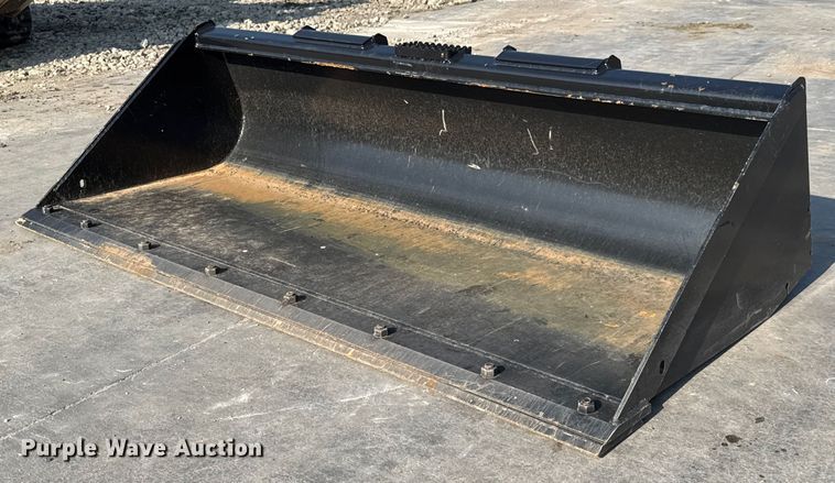 John Deere C84 skid steer bucket - EM8040