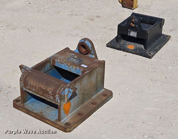 (2) excavator top mounts - EN2037