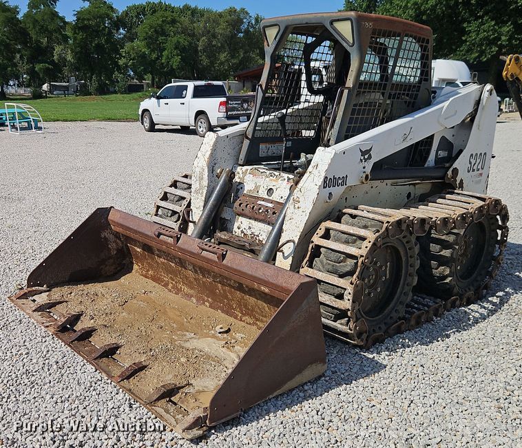 2004 Bobcat S220 skid steer loader - EO4563