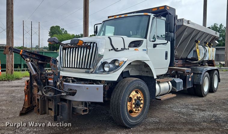2013 International 7400 hook lift truck - EO4591