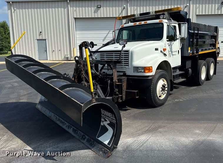 2002 International 4900 dump truck - DJ9676