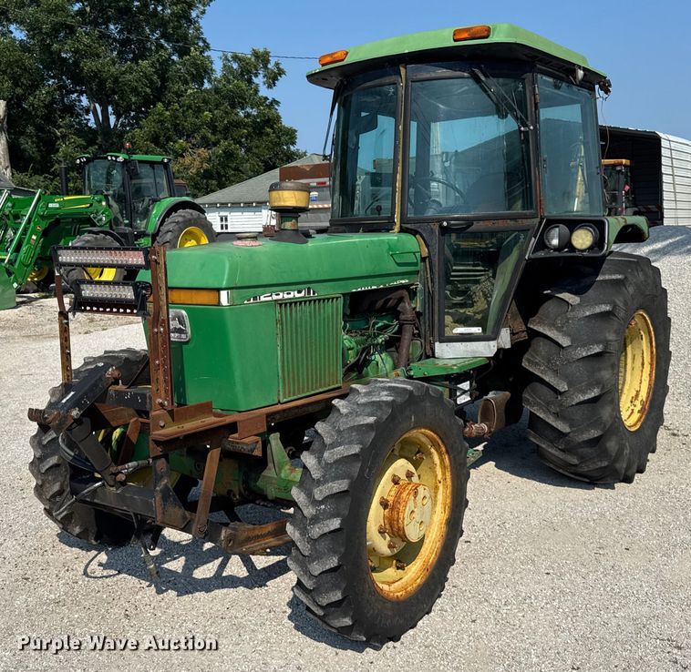 John Deere 2550 MFWD tractor - DJ9701