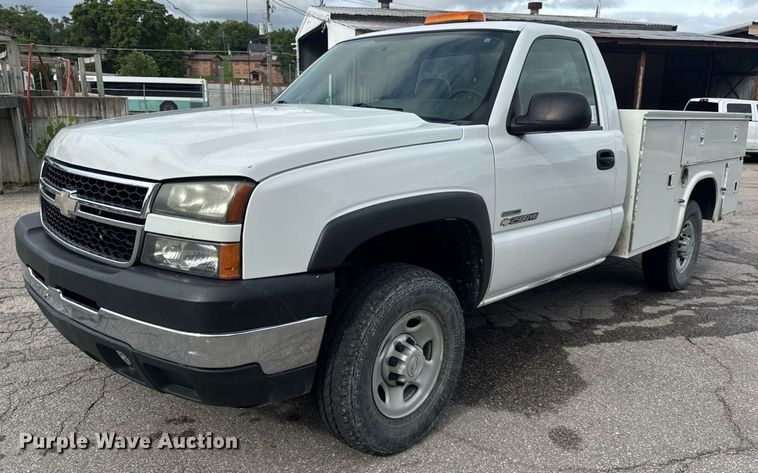 2006 Chevrolet Silverado 2500HD  utility bed pickup truck - DW3423