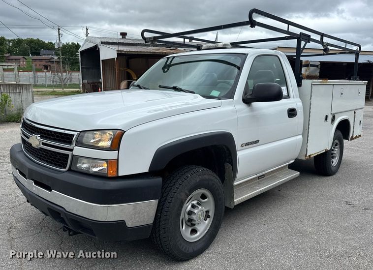 2006 Chevrolet Silverado 2500HD utility bed pickup truck - DW3427