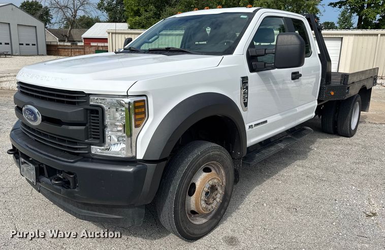 2018 Ford F450 Super Duty flatbed truck - DW3432