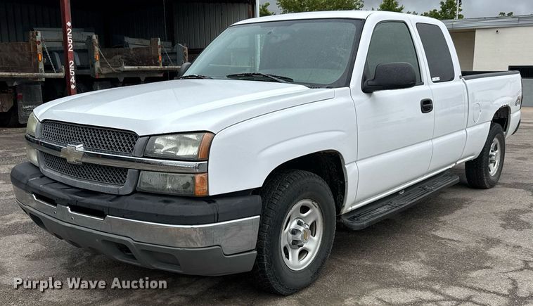 2004 Chevrolet Silverado 1500 Ext. Cab pickup truck - DY0212