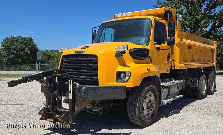 2014 Freightliner 114SD dump truck - DY0398