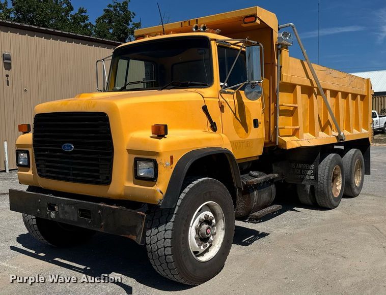 1997 Ford L9000 dump truck - DY0400