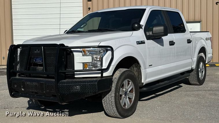 2017 Ford F150 SuperCrew pickup truck - DY0420
