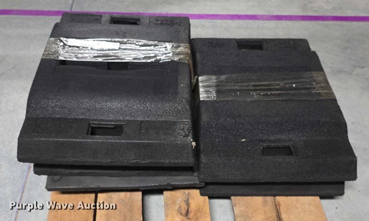 (5) rubber sign bases - DZ6061
