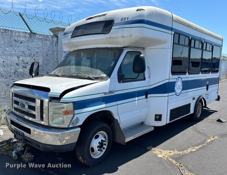 2009 Ford E-450 Super Duty shuttle bus - EC1094