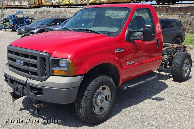2005 Ford F350 Super Duty XL pickup truck cab and chassis - EF1724