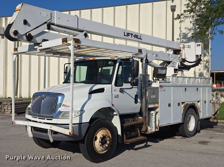 2005 International 4400 bucket truck - EF1946