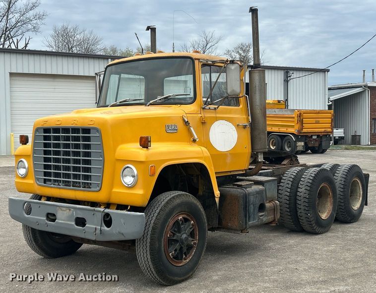 1981 Ford L9000 semi truck - EK2809