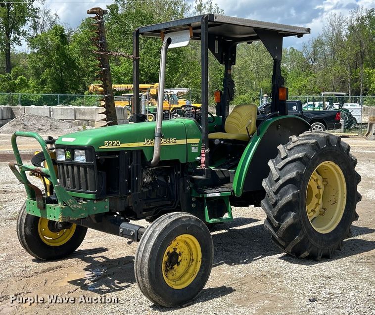 2003 John Deere 5220 tractor - EK8023