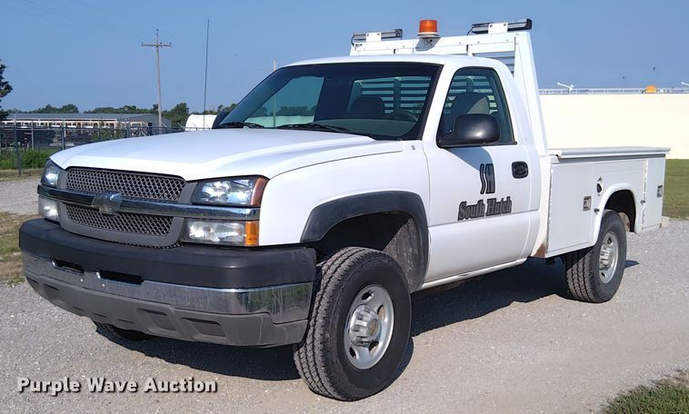 2003 Chevrolet Silverado 2500 utility bed pickup truck - EM8048