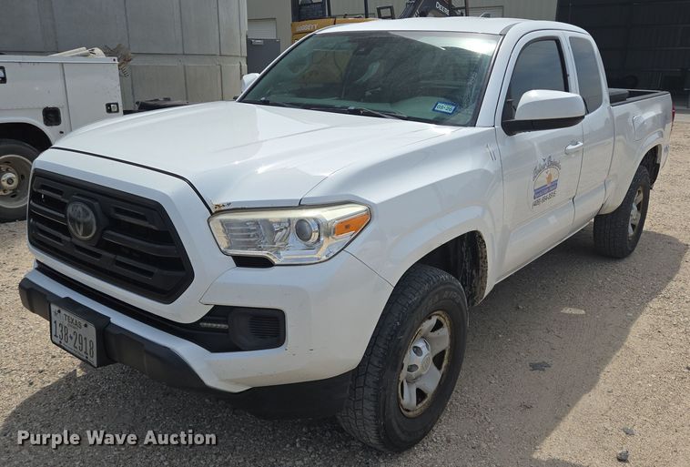 2018 Toyota Tacoma Access Cab pickup truck - EQ4097