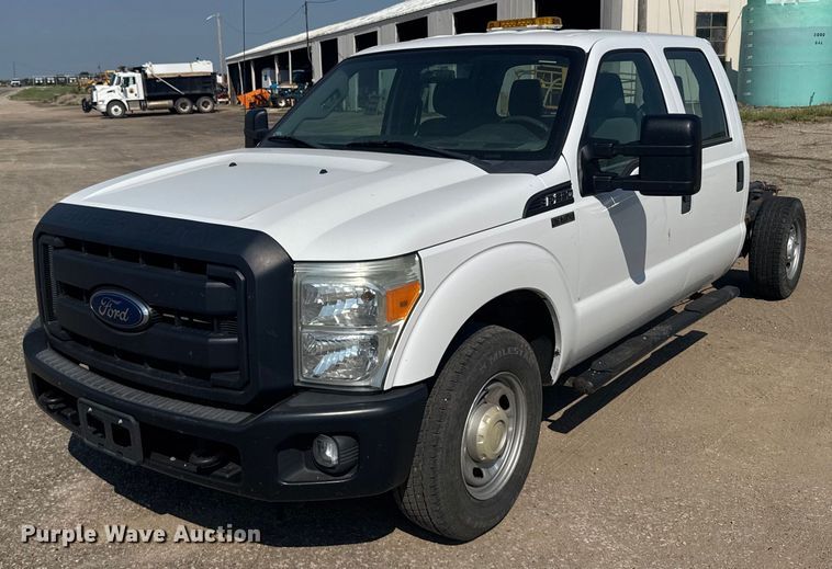 2016 Ford F350 Super Duty Crew Cab pickup truck cab and chassis - ER2242