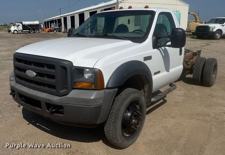 2005 Ford F550 truck cab and chassis - ER2244
