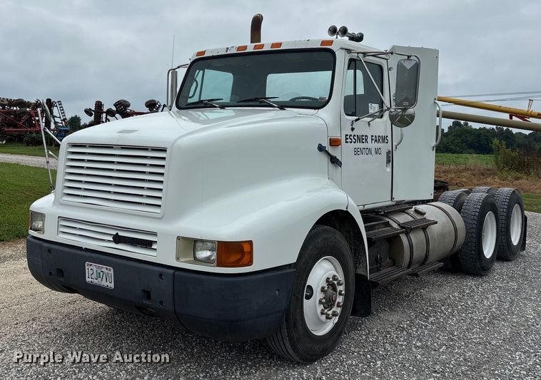 1993 International 8200 semi truck - DW7245
