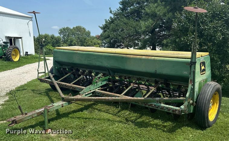 John Deere 8300 grain drill - EM2203