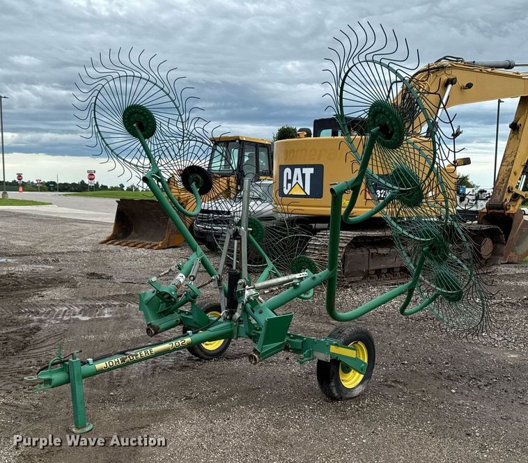 John Deere 702 hay rake - EM2206