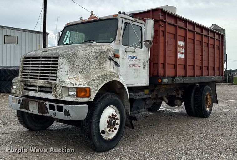 1993 International 8100 grain truck - EM2270