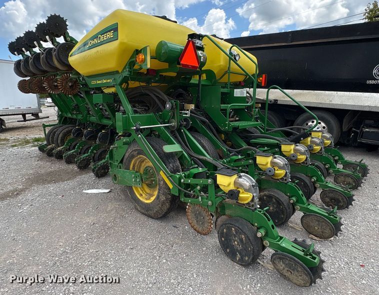 2011 John Deere 1790 split row planter - YA0850
