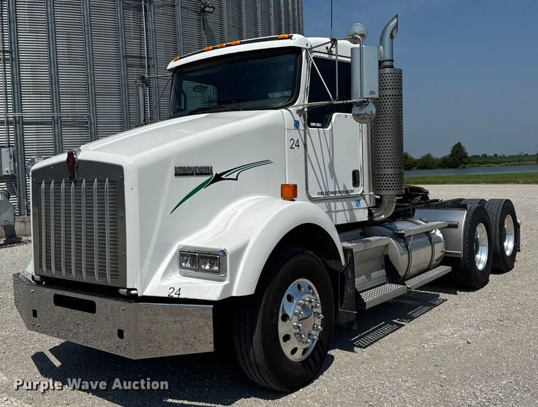 2007 Kenworth T800 semi truck - DJ9703