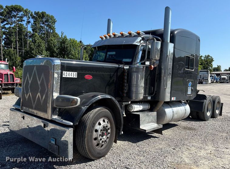 2015 Peterbilt 389 semi truck - DM1962