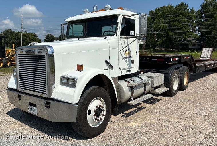 2006 Freightliner Classic  semi truck - DU1257