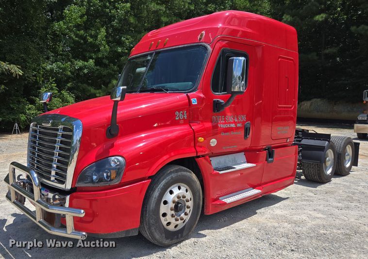 2018 Freightliner Cascadia semi truck - DU7955