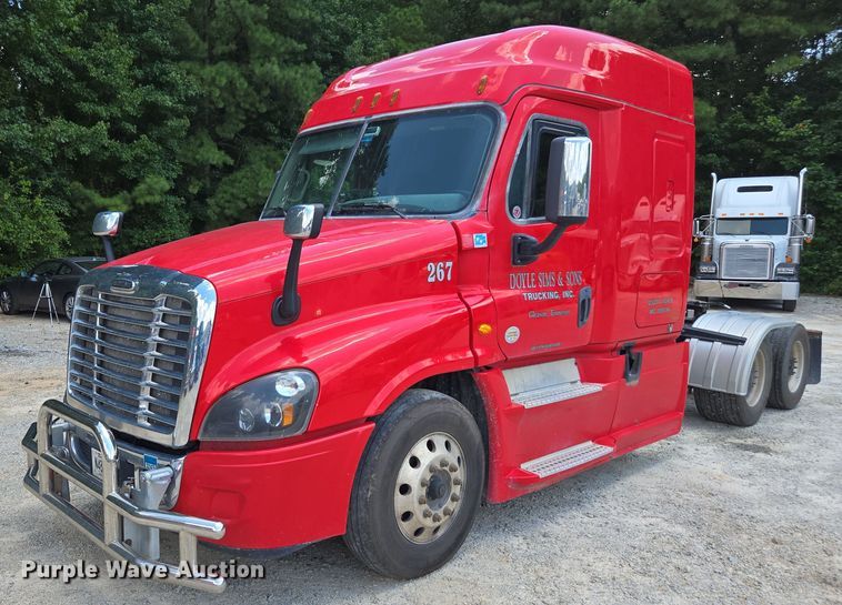 2018 Freightliner Cascadia semi truck - DU7956
